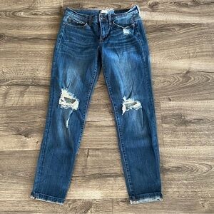 𝅺sneak Peek Sexy Boyfriend busted knee jeans size 3